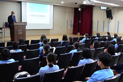 Посланик Драганов посети гимназията „YoungHoon International Middle School” в Сеул